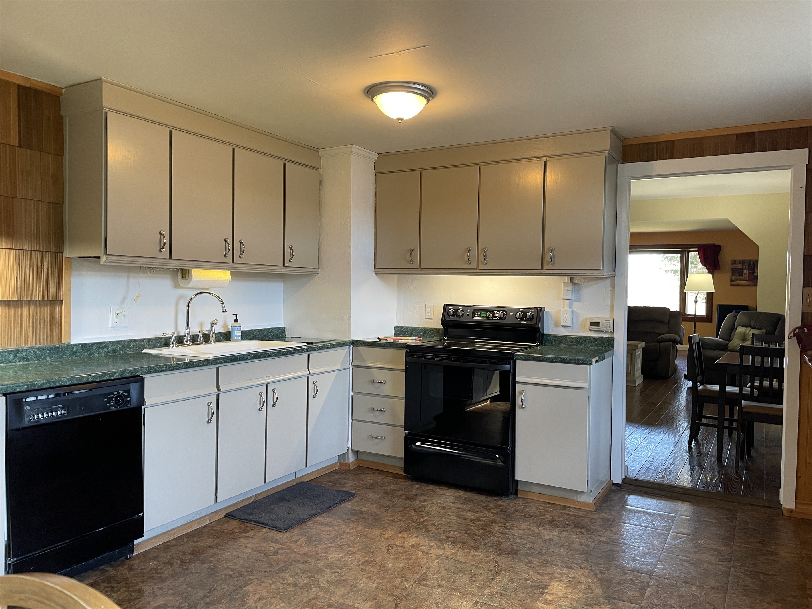 Fully equipped kitchen w/ dishwasher