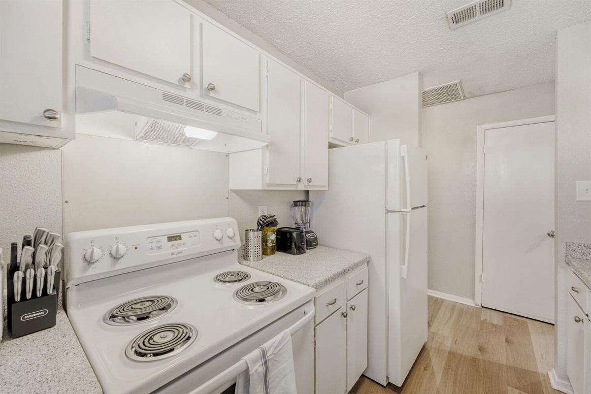 Bright and compact kitchen with a clean, modern feel.