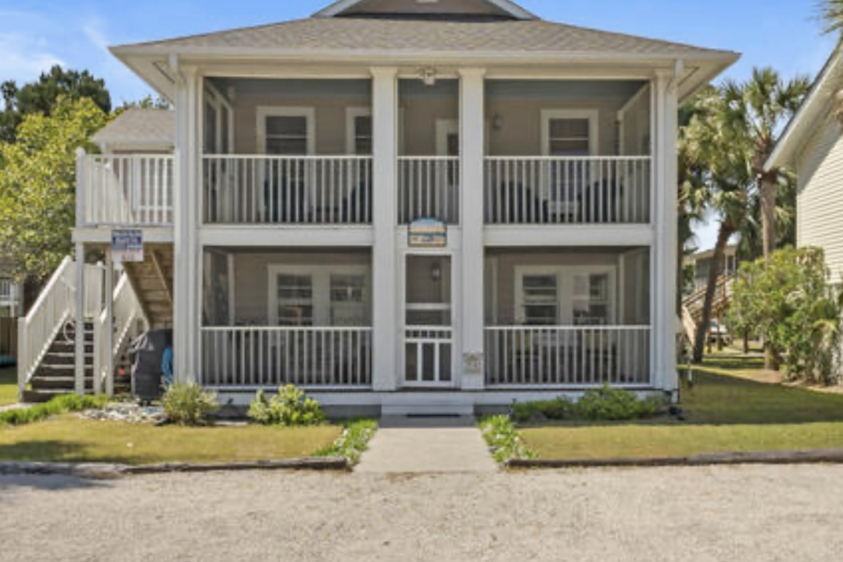 Classic Lowcountry charm with double porches, the kind of house that makes you slow down the moment you pull in. ⭐