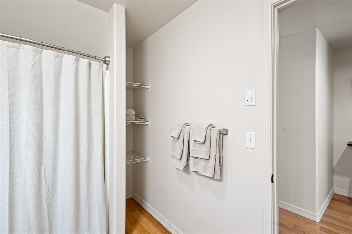 Lower Level- Full bath