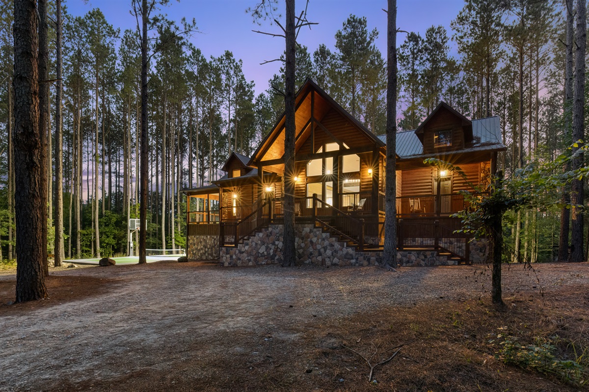 Experience luxury and nature at Madison Arbor. Indulge in a remarkable stay amidst beautiful surroundings. We can't wait to welcome you!