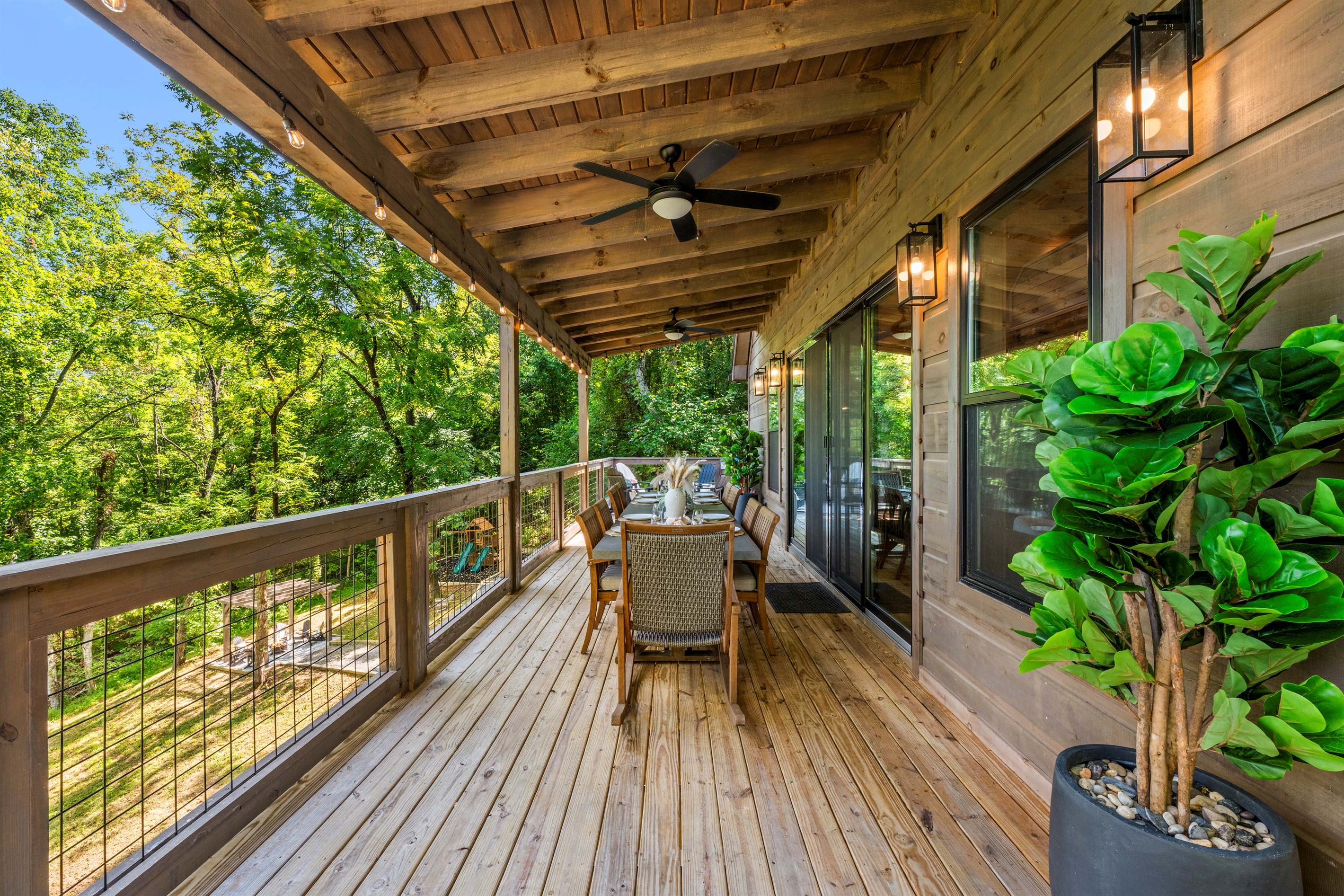 🌳 Dine in the treetops. Whether it’s pancakes or BBQ, this setting makes everything taste better. Fans + fairy lights included.