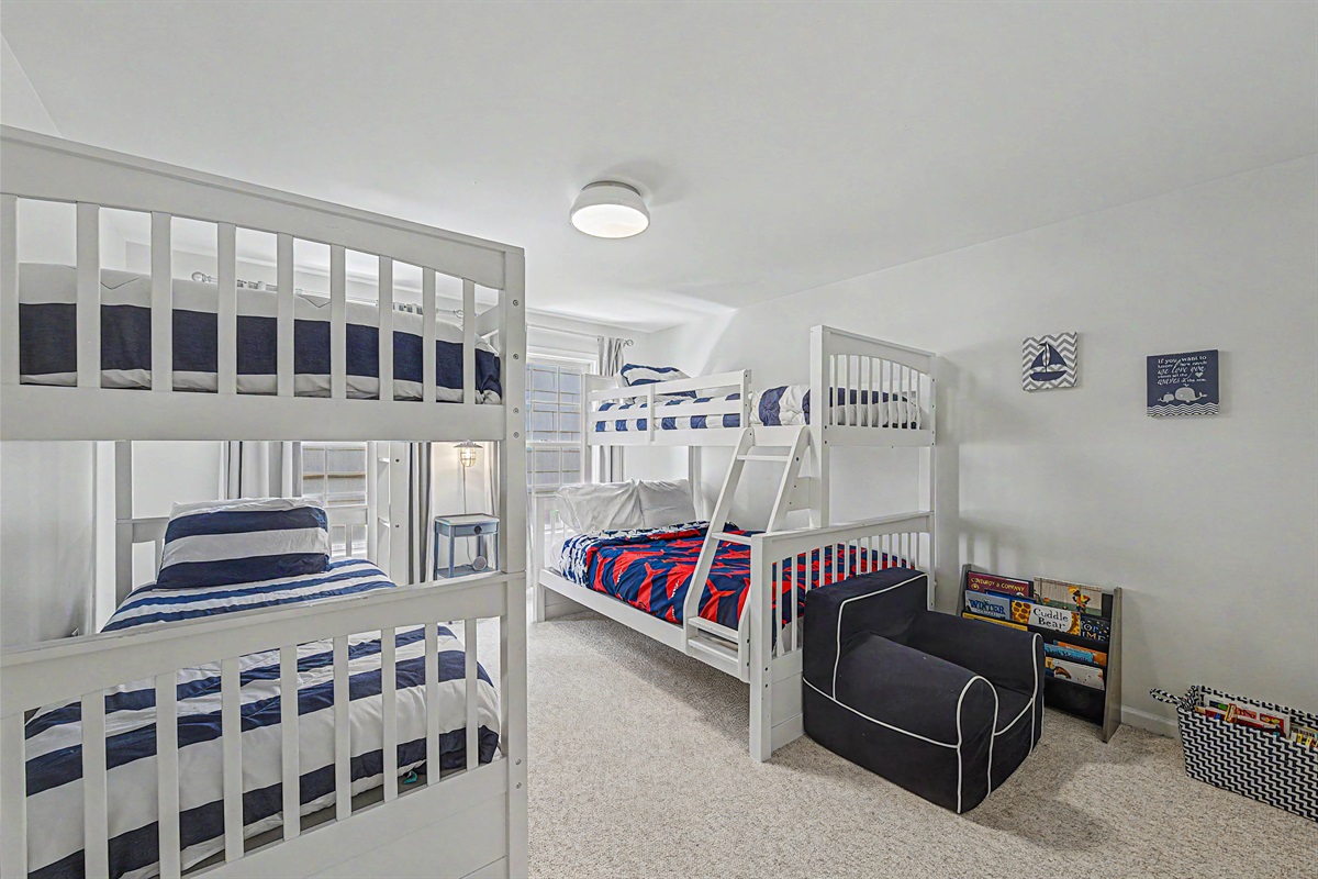 Kids bunk room: twin-over-twin, twin-over-full bunk beds