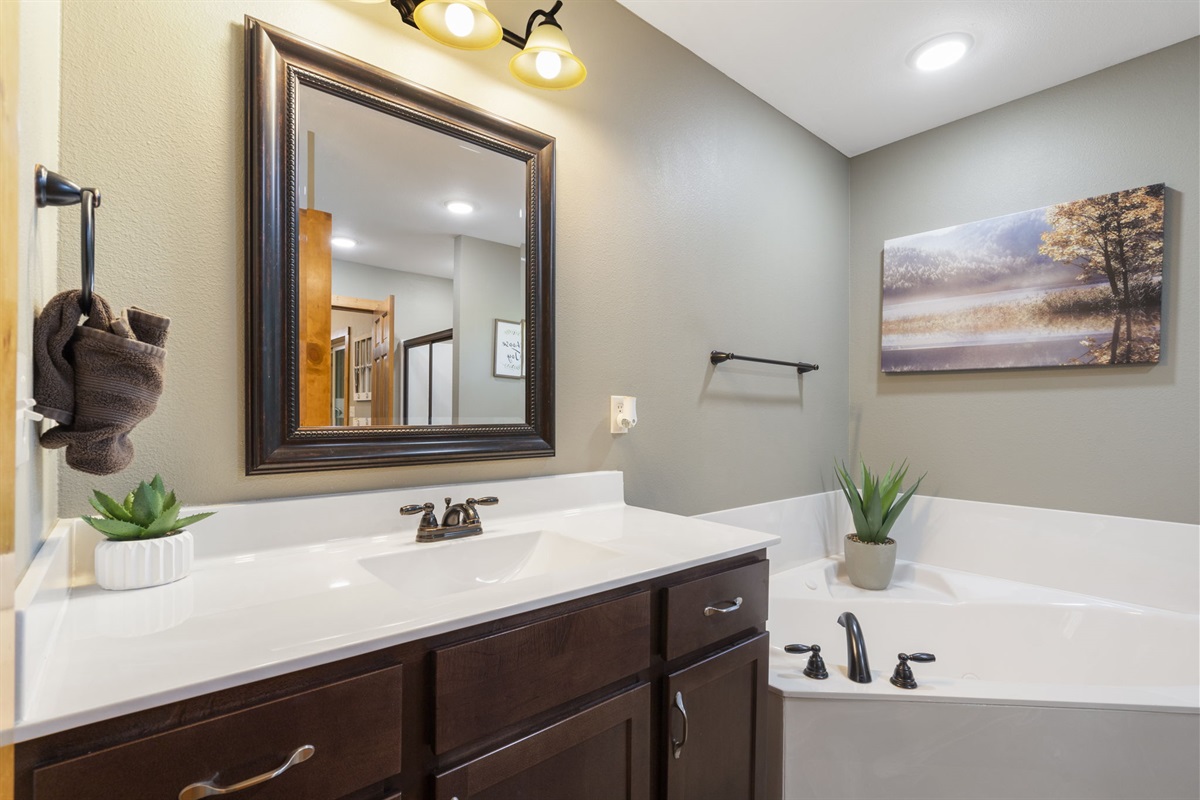 King #1 ensuite bathroom