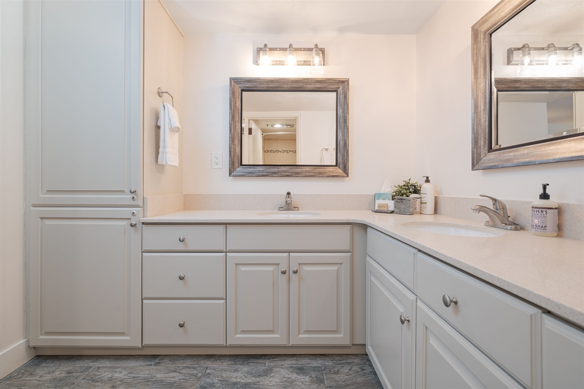 Master Bathroom - Double vanity & Separate Bath /shower /Toilet.