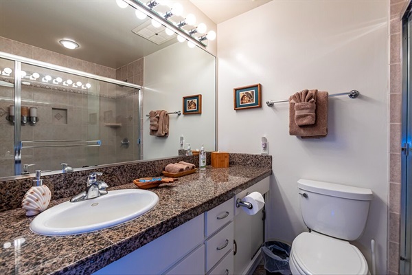 Second private full bathroom with walk-in shower for your guest - Ekolu 607