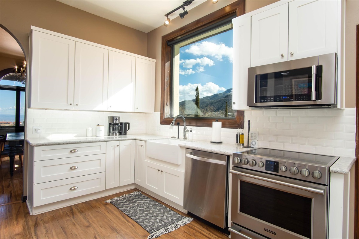 Beautiful full kitchen