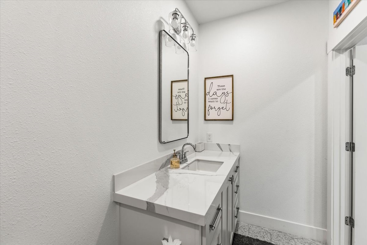 7d99b96ffd024d808d015aa5b04bc0b7 Large | Beachhouse | Texas | TX | Vacation Homes | Galveston | Crystal Beach | Kokomo | Breezy Days | Beachfront Elegance | Sunrise Serenity | Southern Sands Property Management, LLC