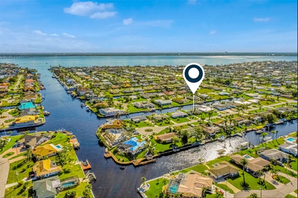 The stunning Caloosahatchee! 5 min by kayak from our dock!
