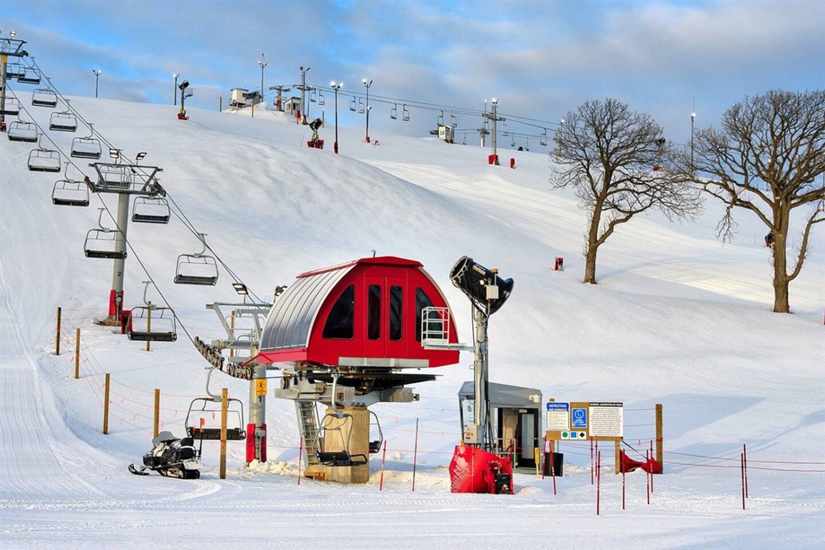 Ski, snowboard, tube, ice skate and do all the family-friendly winter activities right by The Cottages on Petite Lake at Wilmot Mountain. Grand Geneva Mountain is also 40 minutes away!