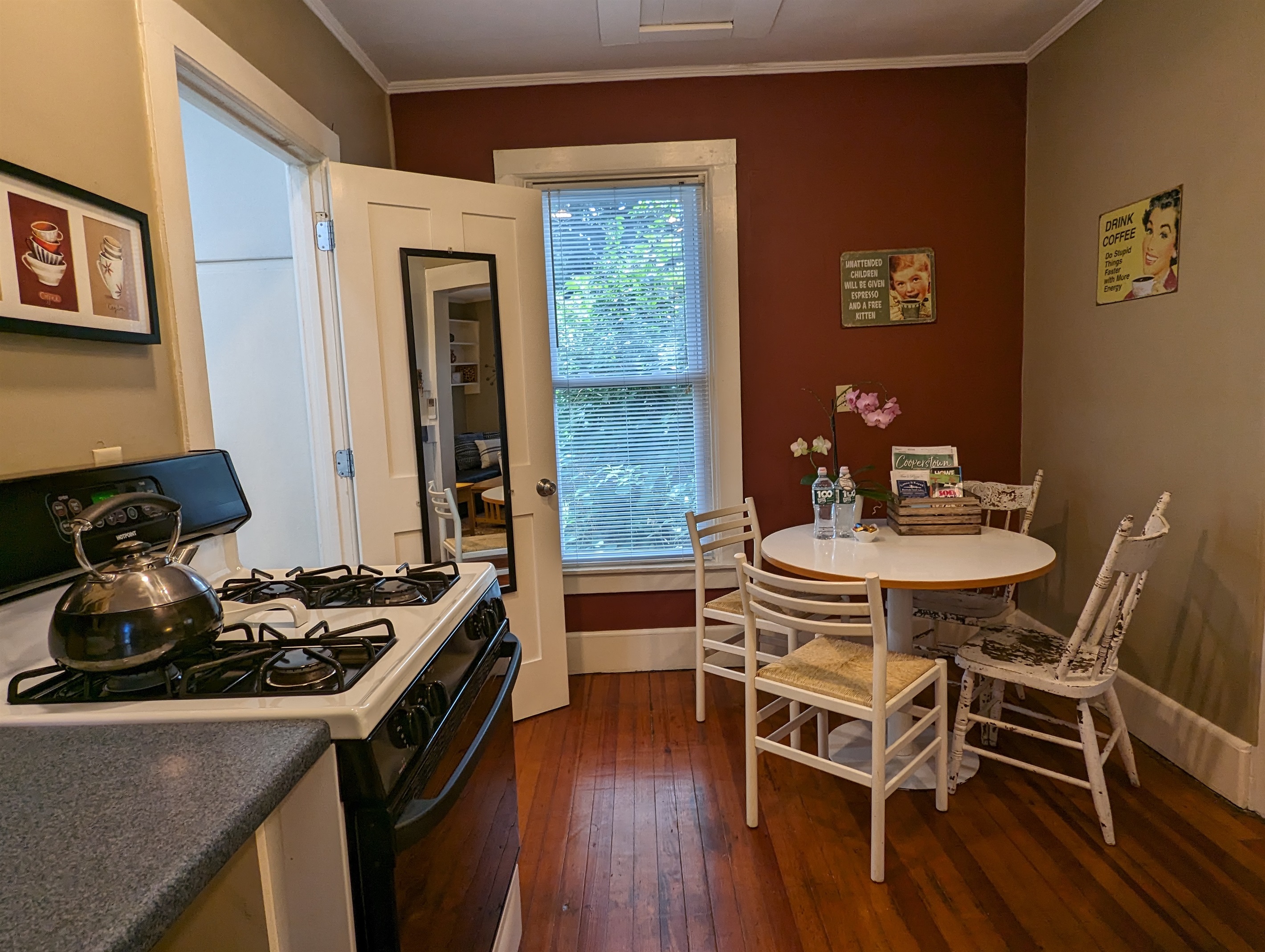 Eat-in Kitchen