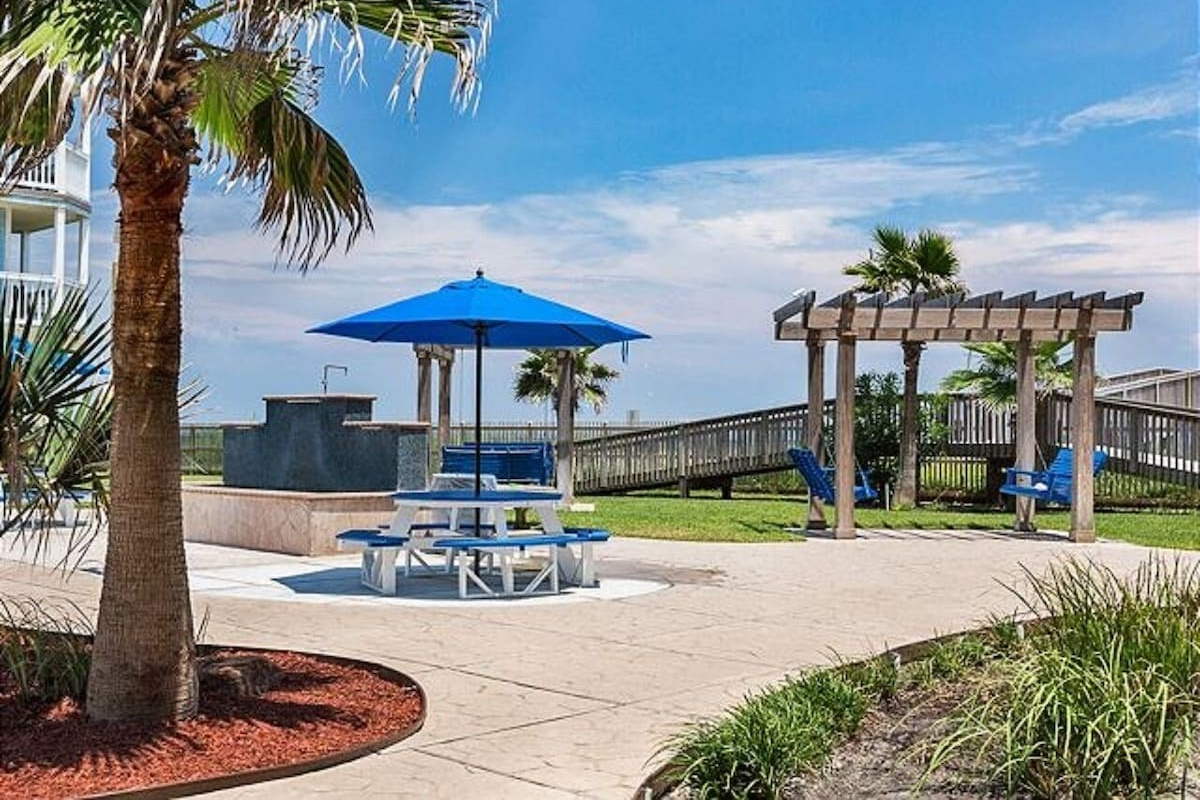 Outdoor showers to rinse off from the beach