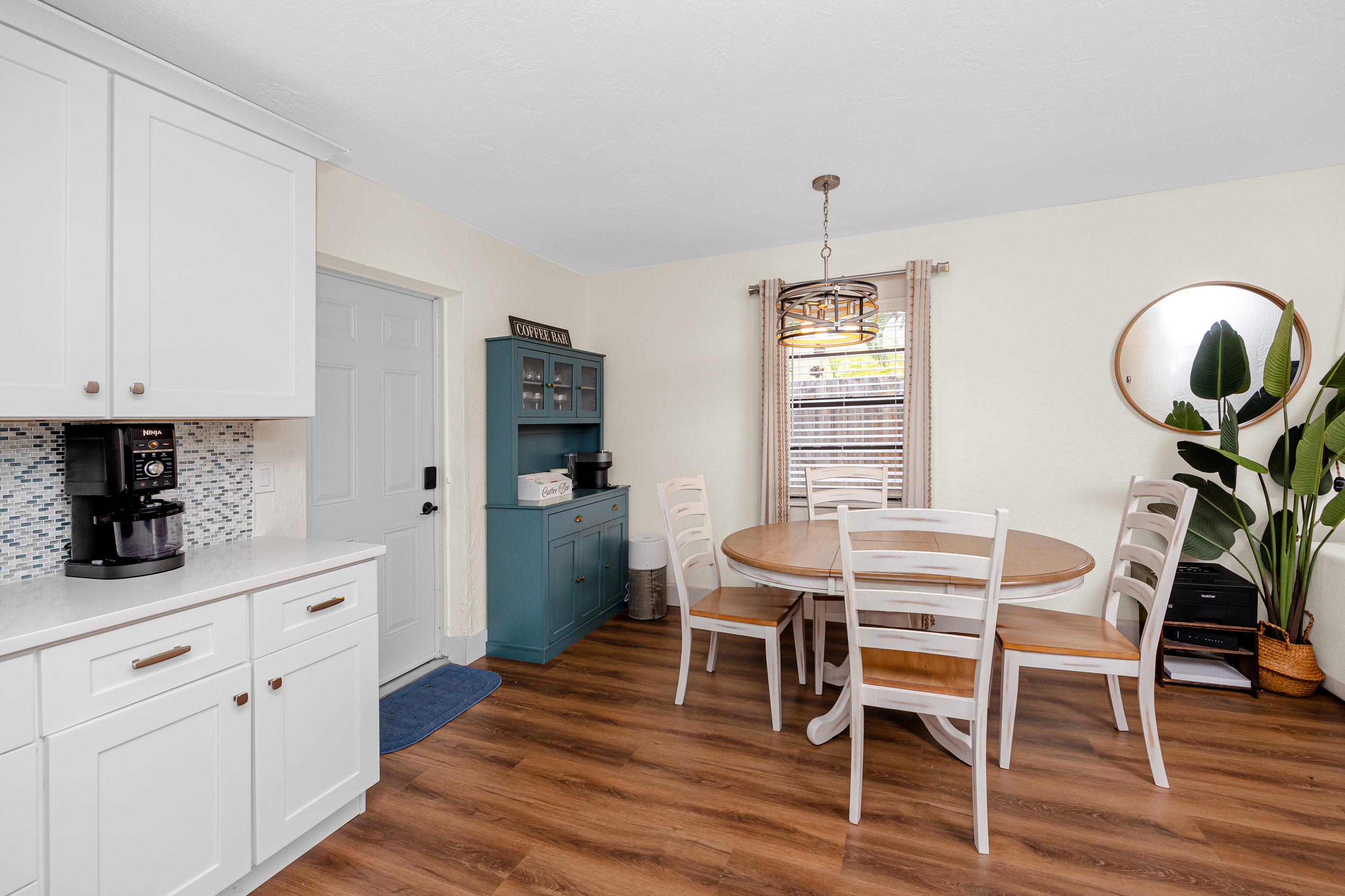 Dining table seating for 4