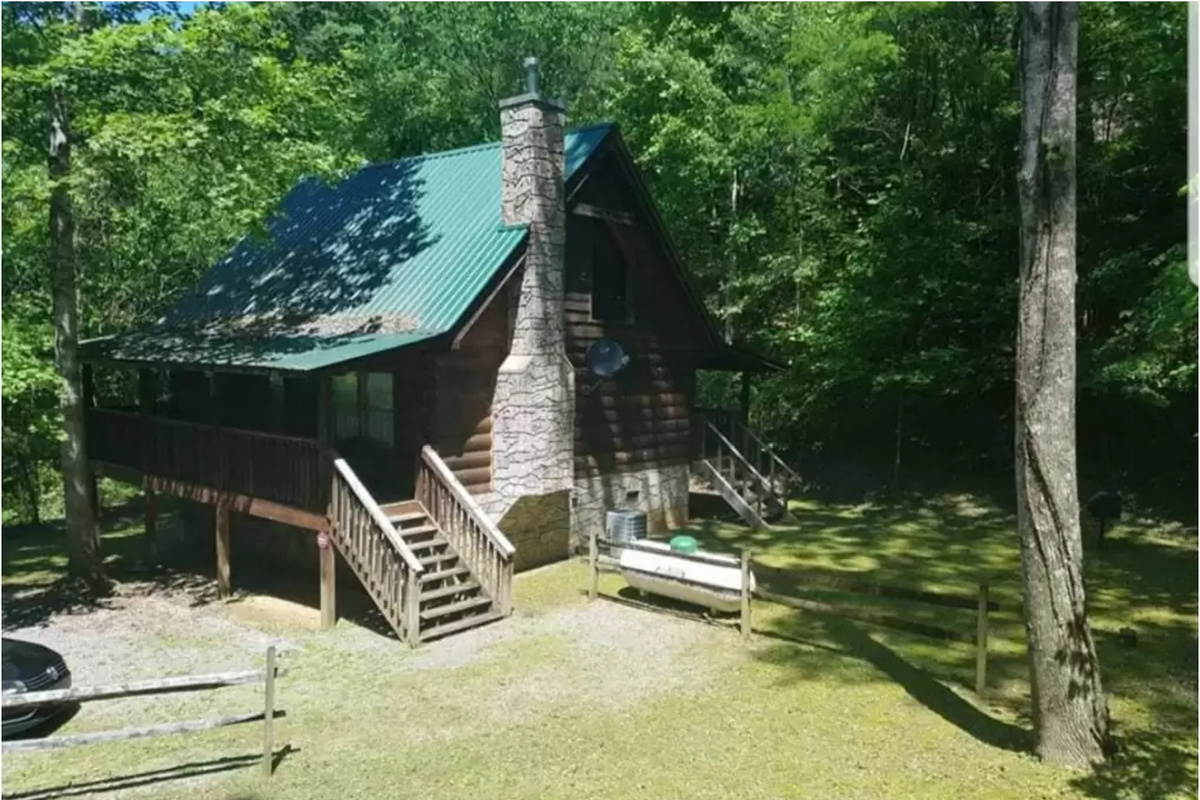 Morn'n Deer log cabin exterior in Sevierville, TN