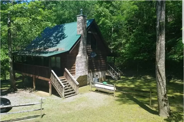 Morn'n Deer log cabin exterior in Sevierville, TN