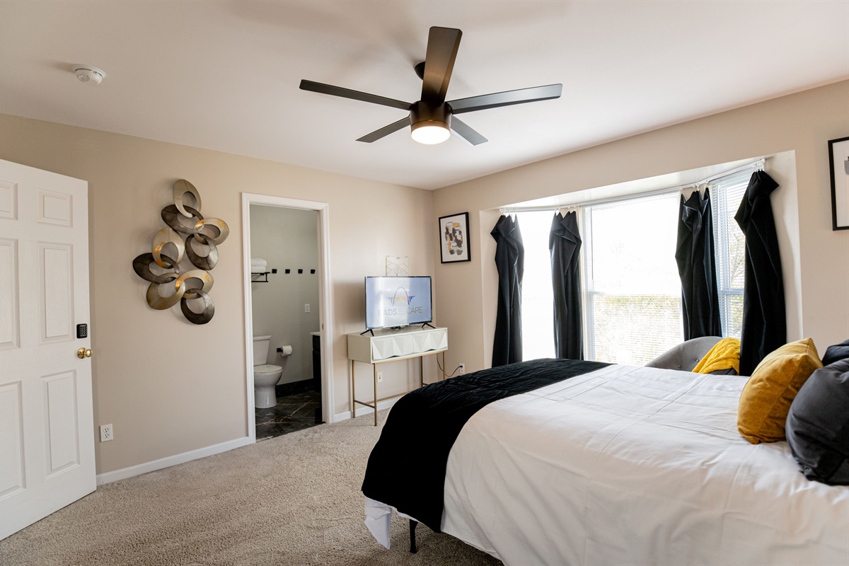 From the soft bedding to the attached bathroom, this inviting queen room offers all the comforts of home in one tranquil space.