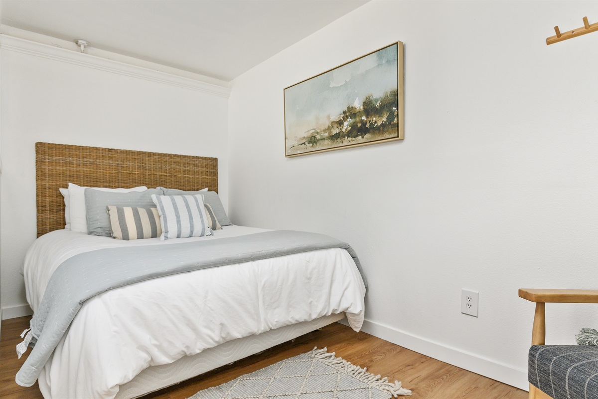 UNIT C - Bedroom (Queen)