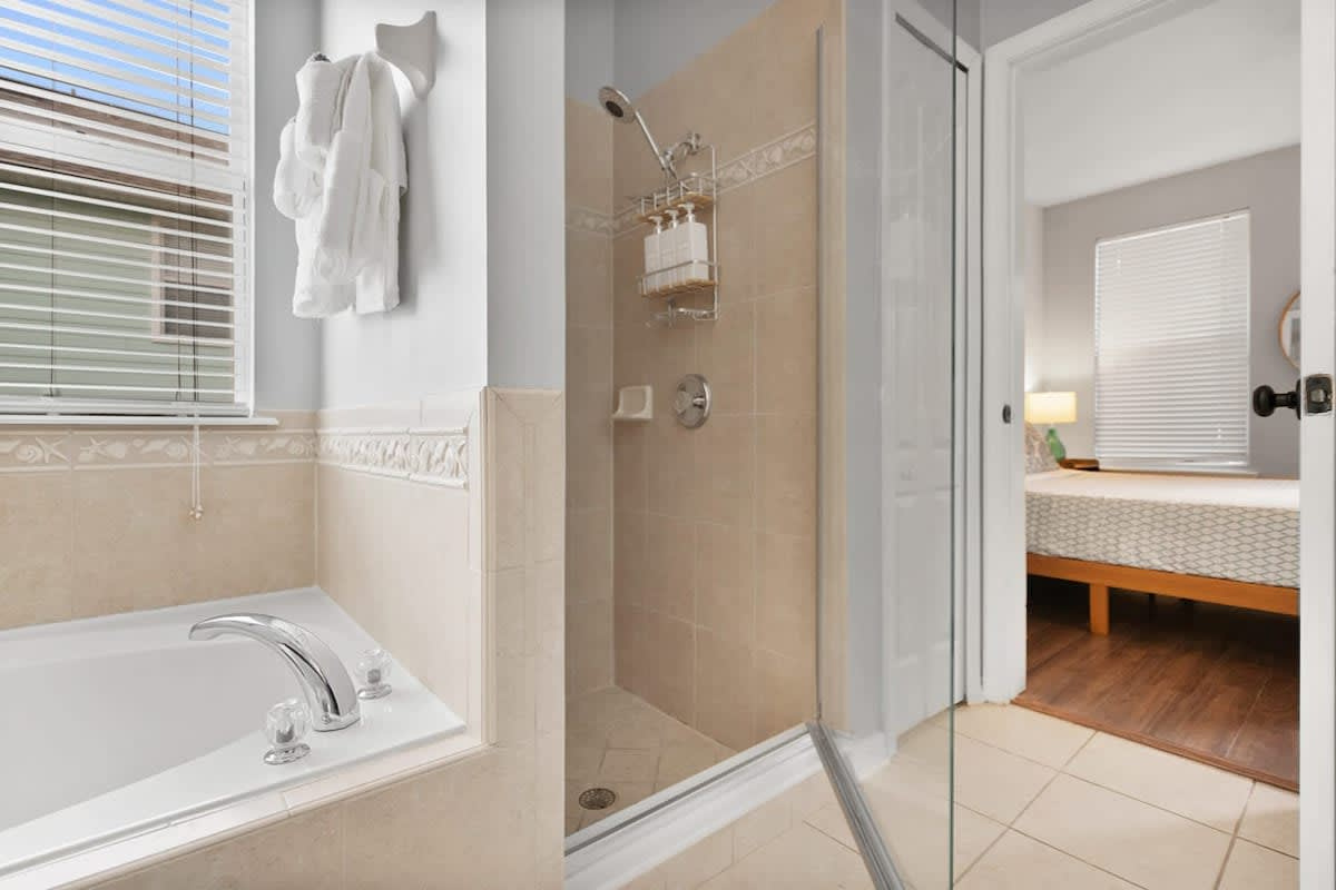 A separate walk-in shower sits alongside the tub in the primary suite. Shampoo, conditioner, shower gel and towels are all provided for you here, so the packing list stays refreshingly short for once.