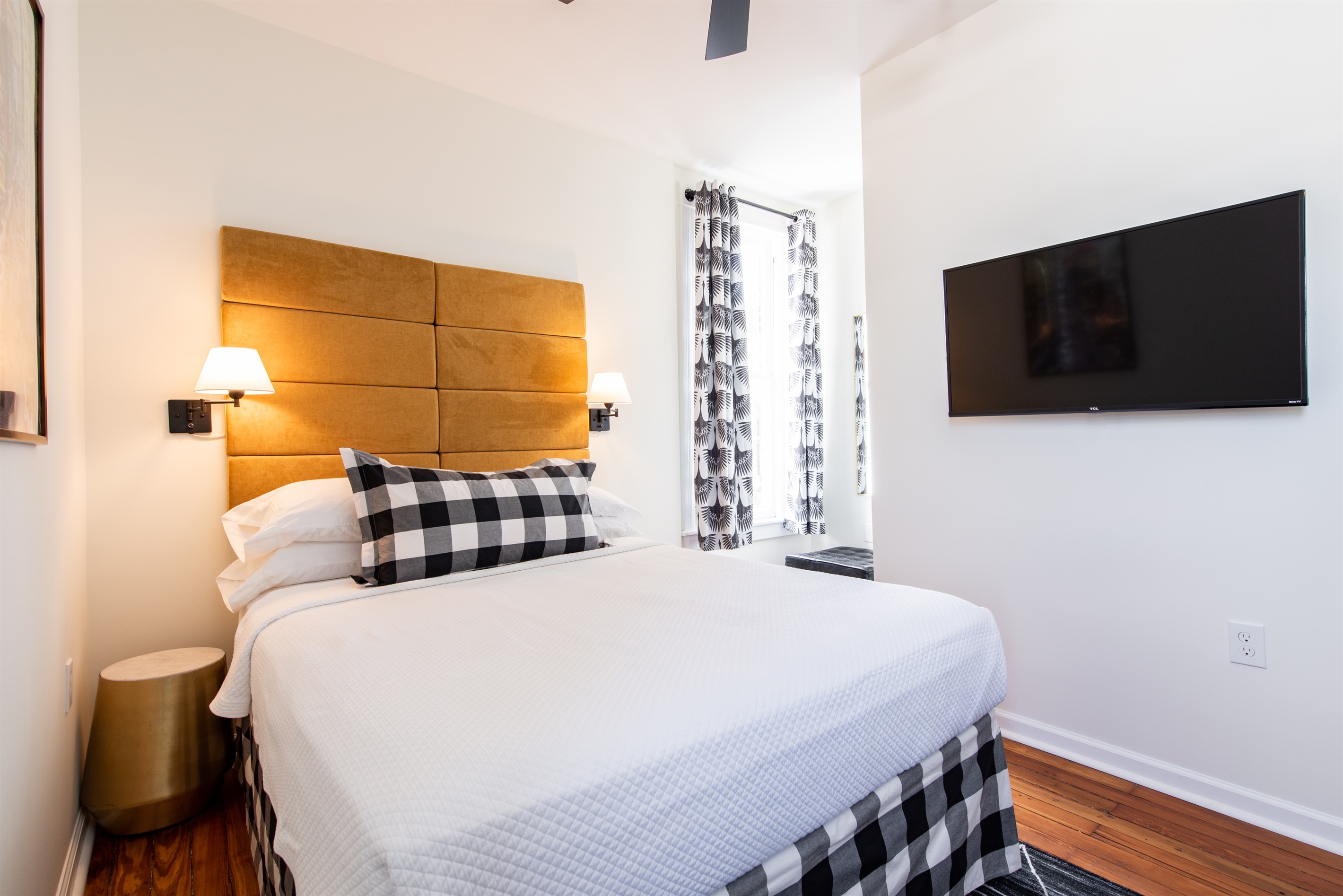Four Roses Bedroom 2, Queen Size Bed, 45" Smart TV, Closet System, White Noise Machine.