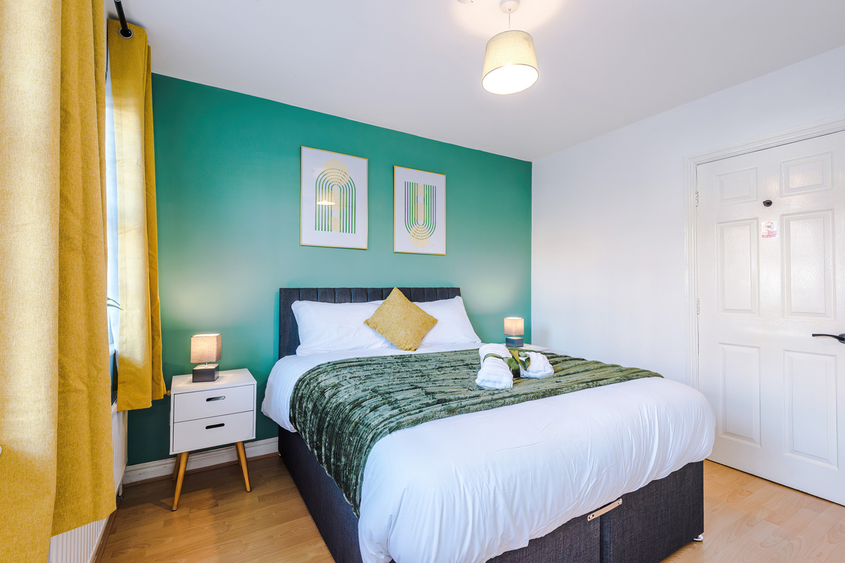 Hotel comfort King bed with ensuite, built-in wardrobes with hangers & blackout curtains