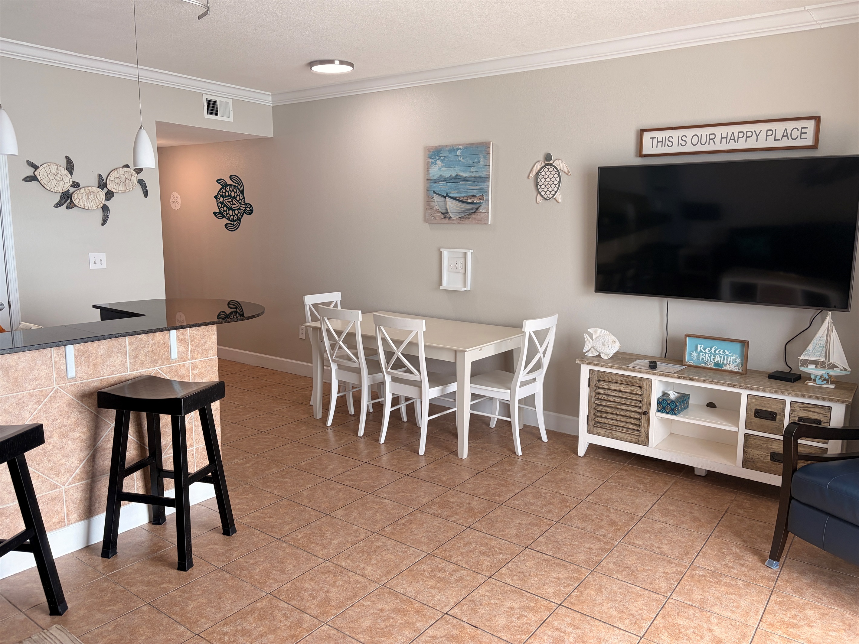 Spacious Dinning table for the whole family, along with kitchen bar stools. Next to the TV
