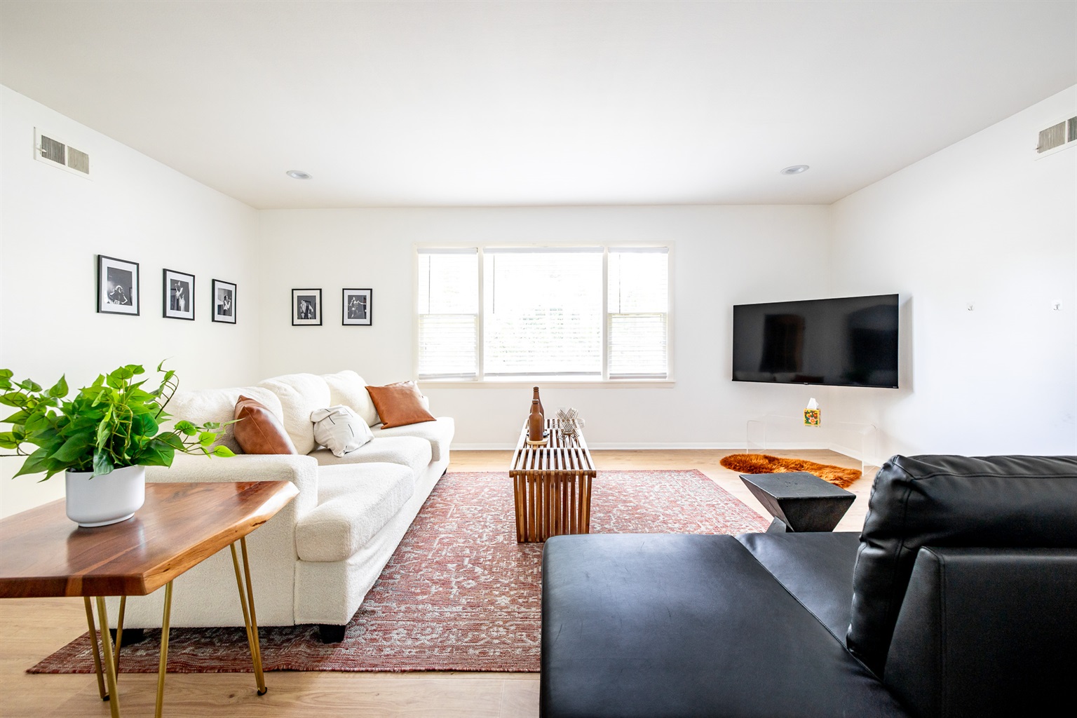 Living room w/TV