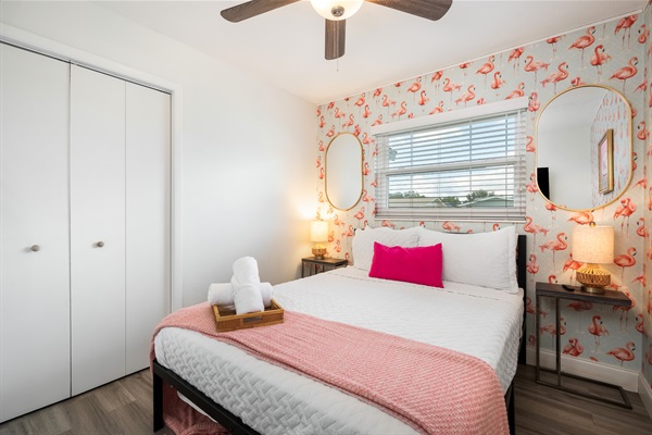🦩 Feeling a little extra? So is this room. Pink dreams, flamingo wallpaper, and sunshine vibes all day. Welcome to your aesthetic escape in Bradenton! #FlamingoGoals #VacationVibes