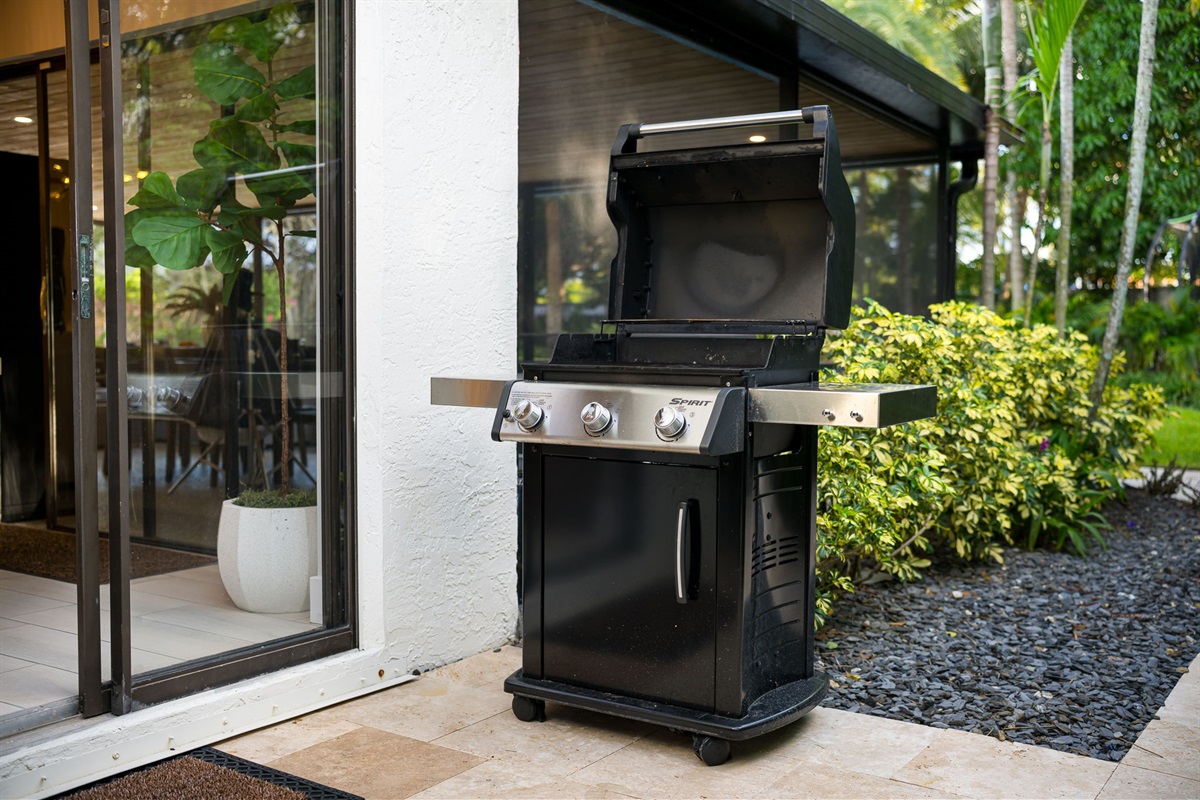 Fire up the grill and enjoy outdoor dining under the Florida sun!  Gas grill available for guest use