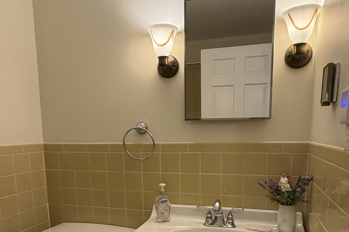 2nd bathroom in hallway with tub/shower