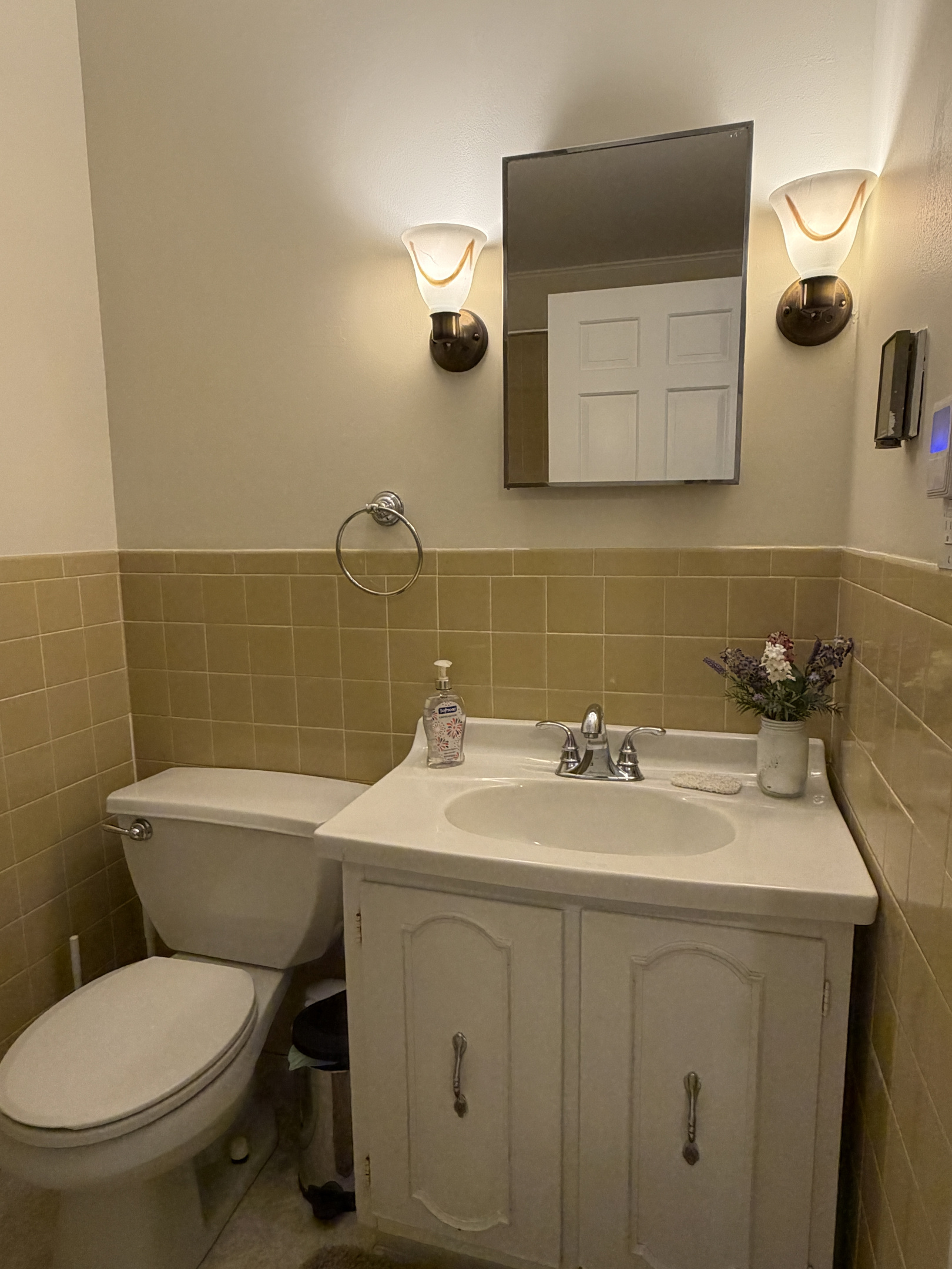 2nd bathroom in hallway with tub/shower
