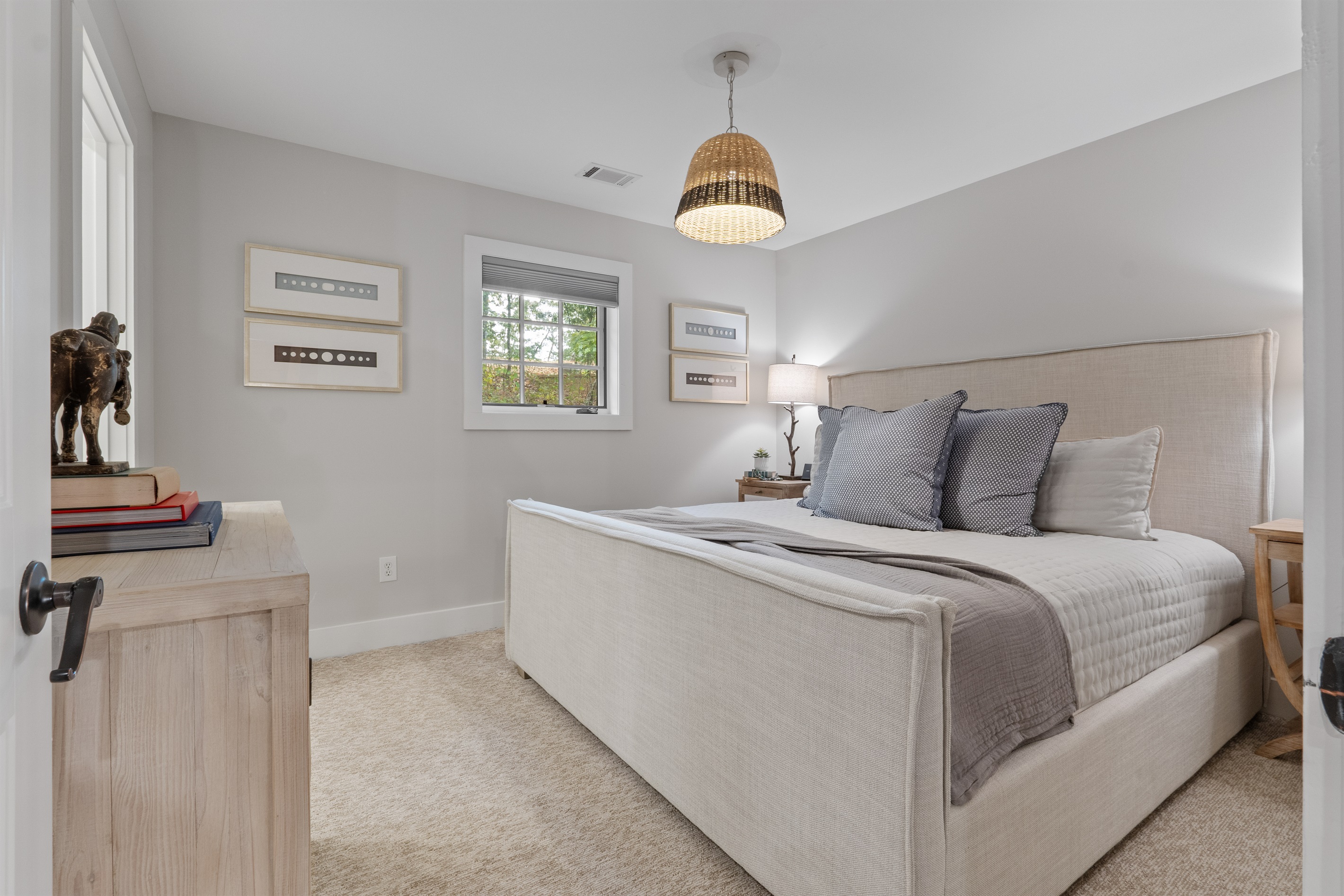 King bedroom featuring a plush king bed with premium linens for a luxurious and restful stay.