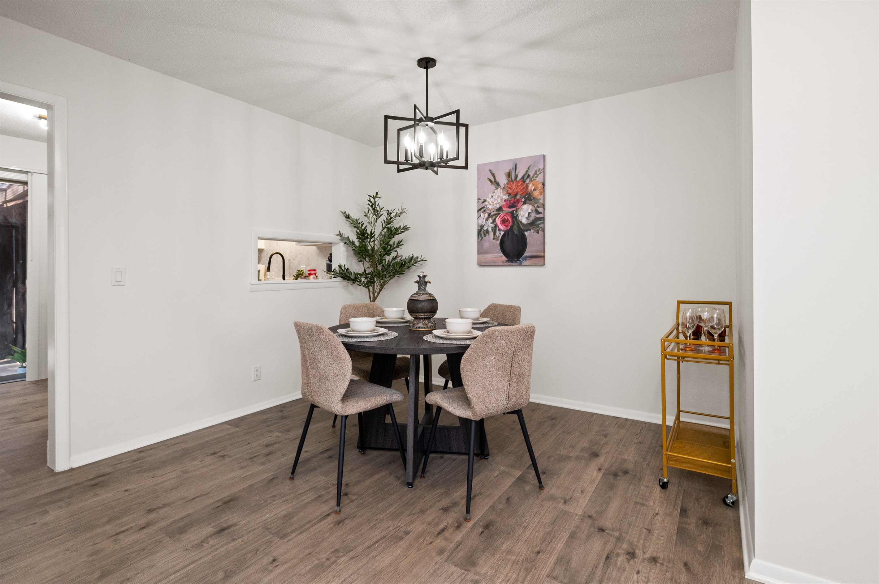 Feel comfortable with enough seating for 4 for family dinners.