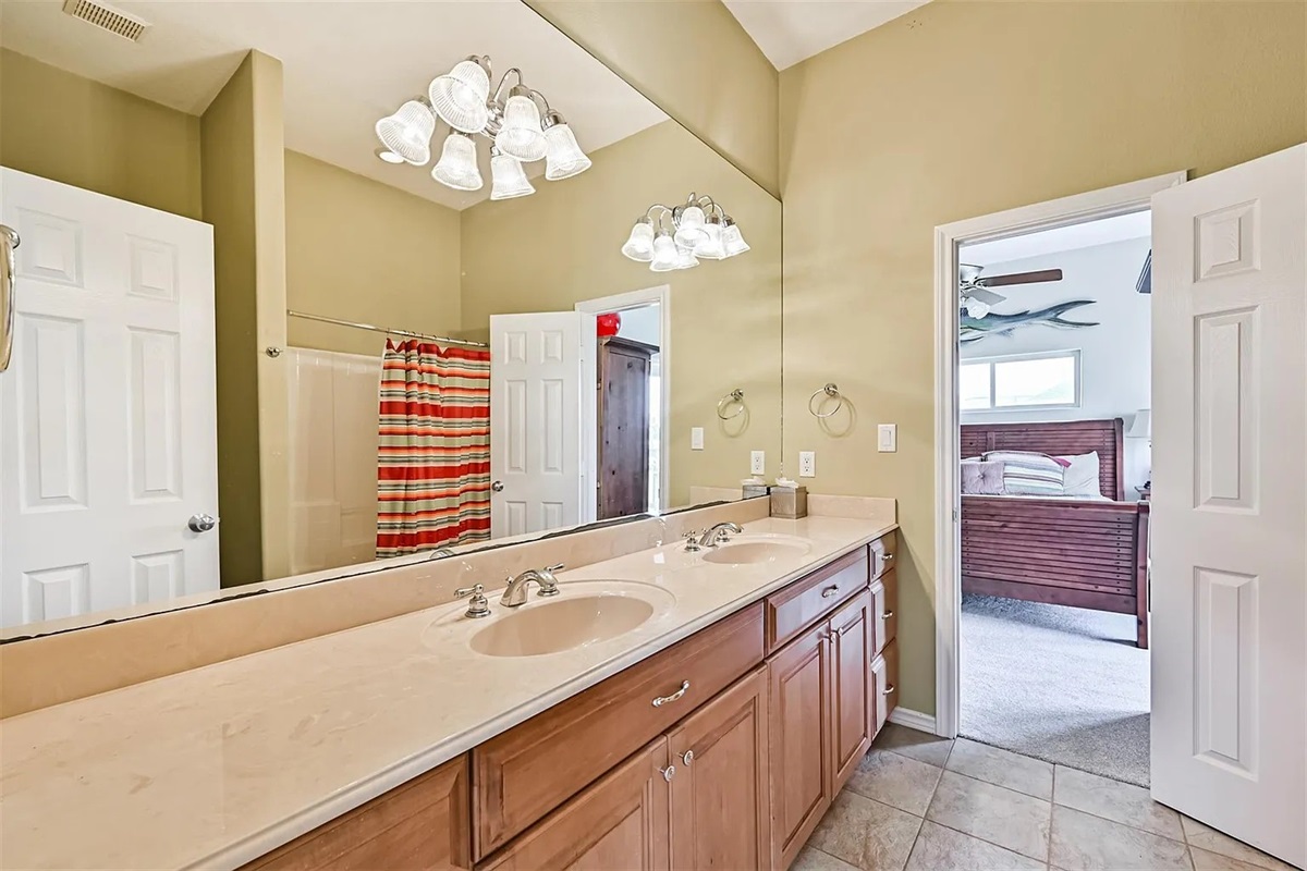 Jack and Jill Bathroom between King and Twin bedrooms