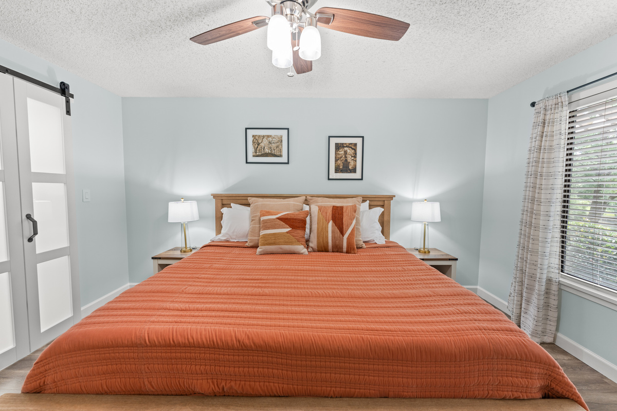 Main bedroom- King bed w/ private en-suite