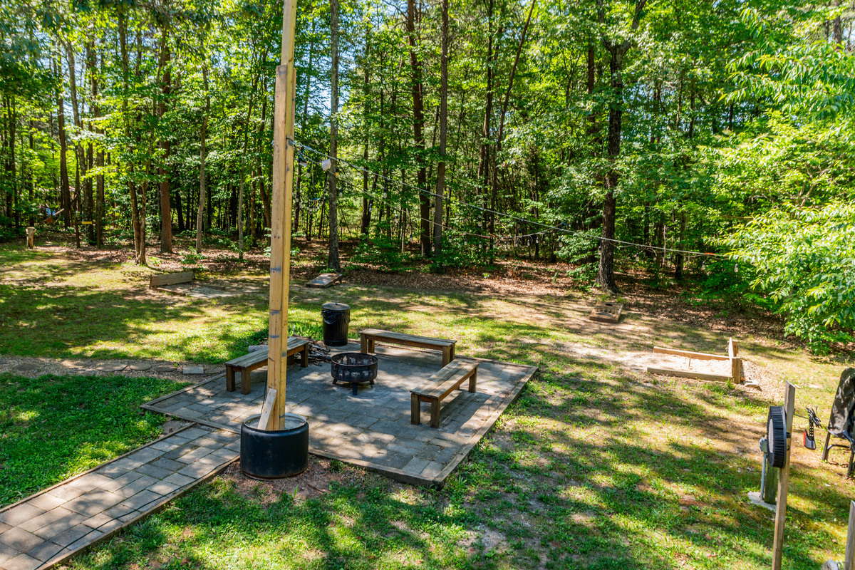 Outdoor Retreat: Enjoy evenings around the fire pit in lush woodland serenity! Perfect for gatherings!