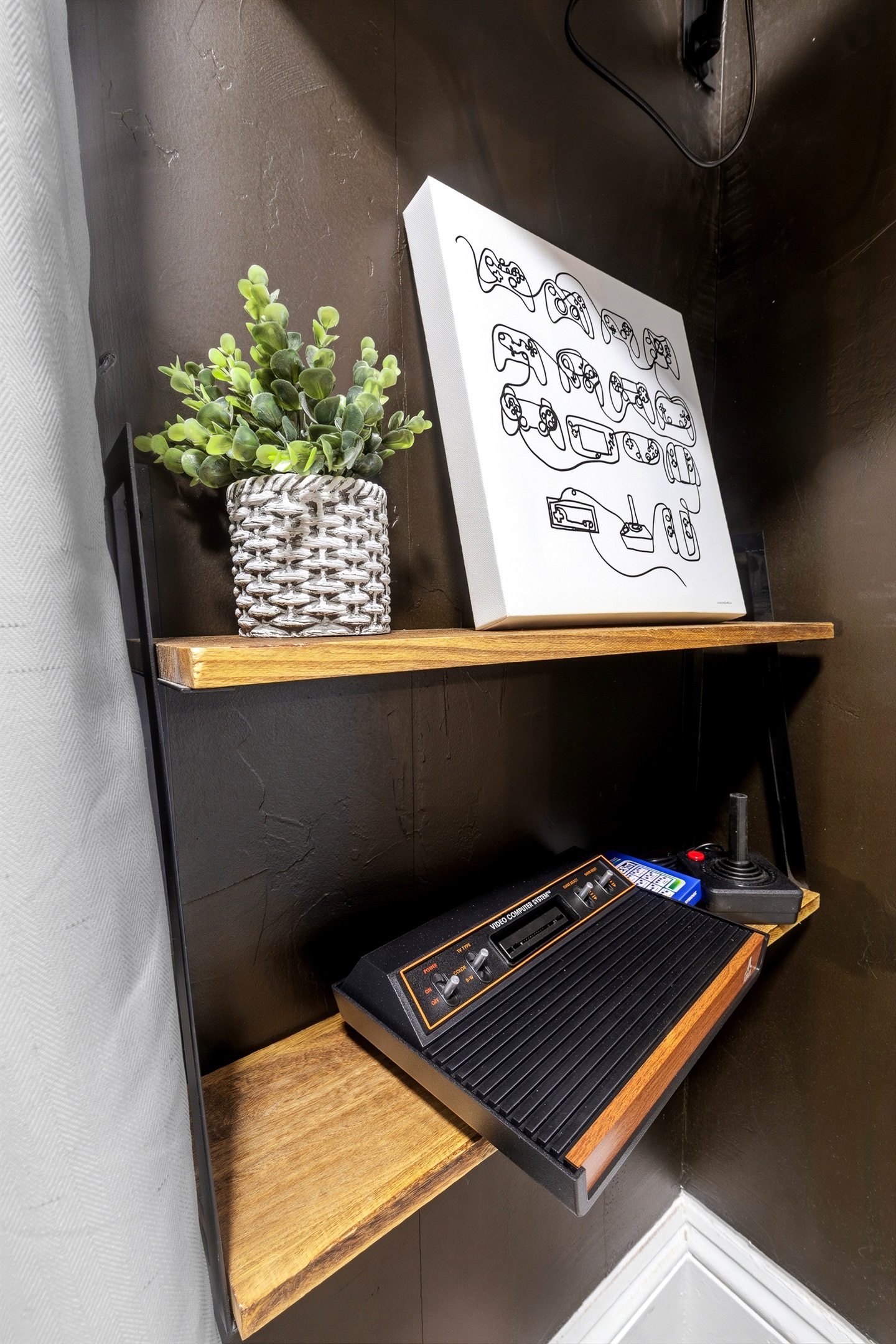 Repro Atari 2600 on the shelf - plug in and play!