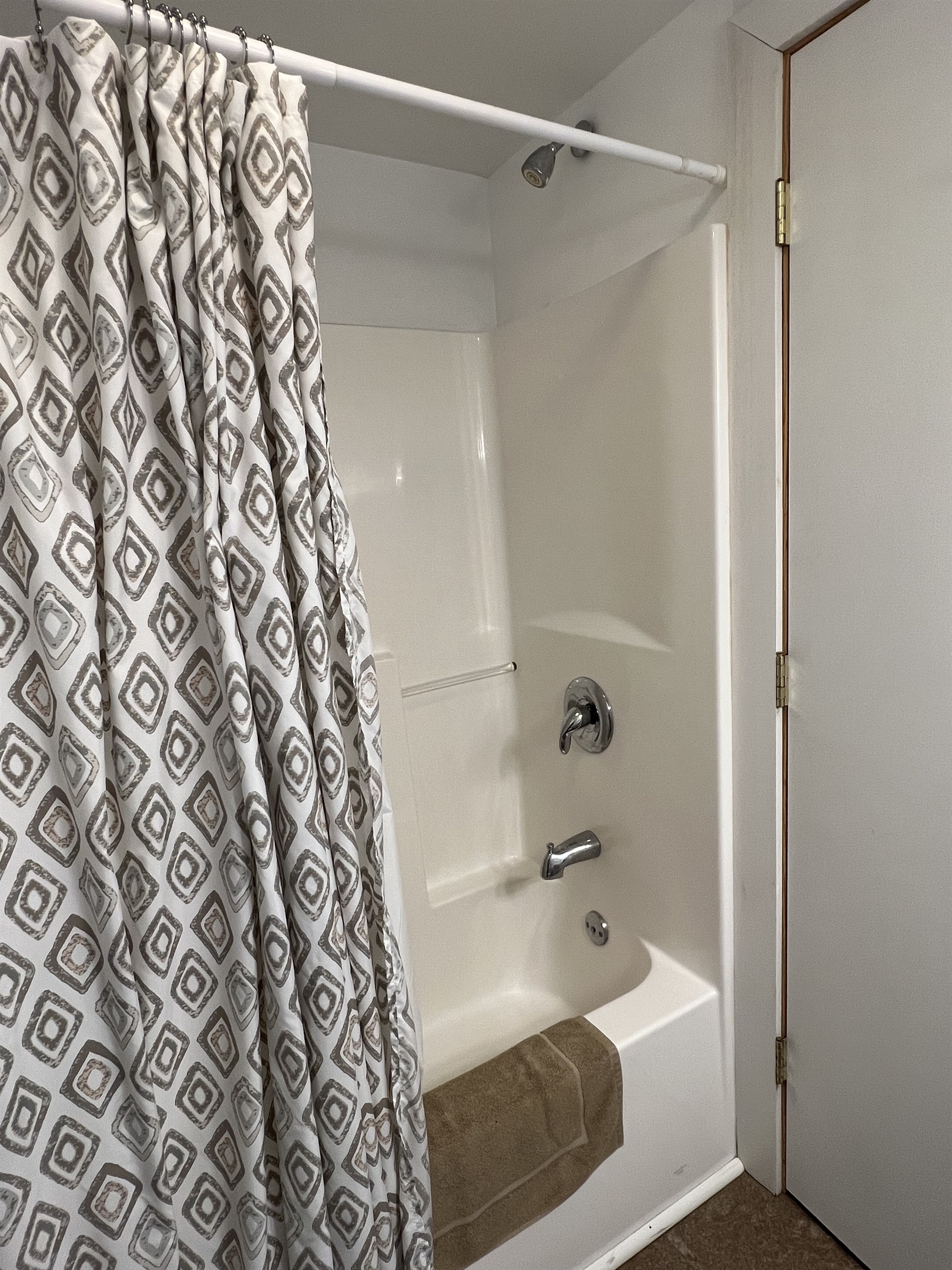 Sunnyside Apt 2 on suite full bathroom.
