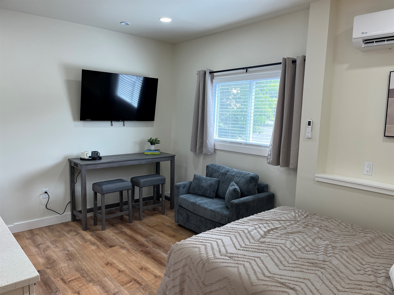 Sleeping and living area with SmartTV