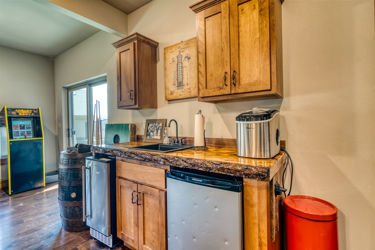 Mini bar on the lower level with fridge and ice machine