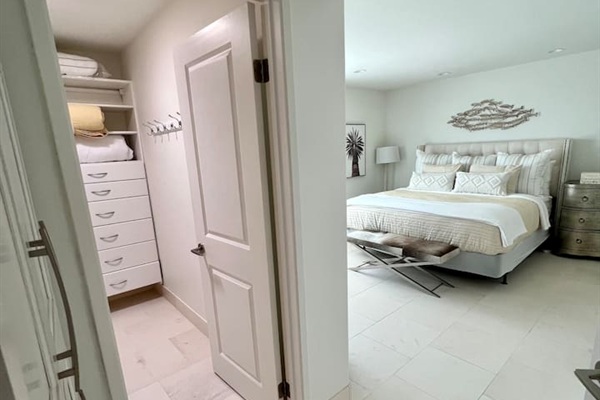 Master Bedroom w/walk-in closet