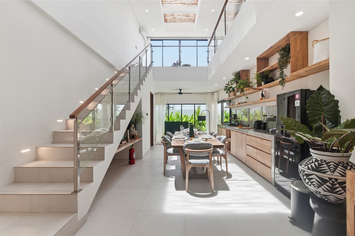 Dining Area & Kitchen