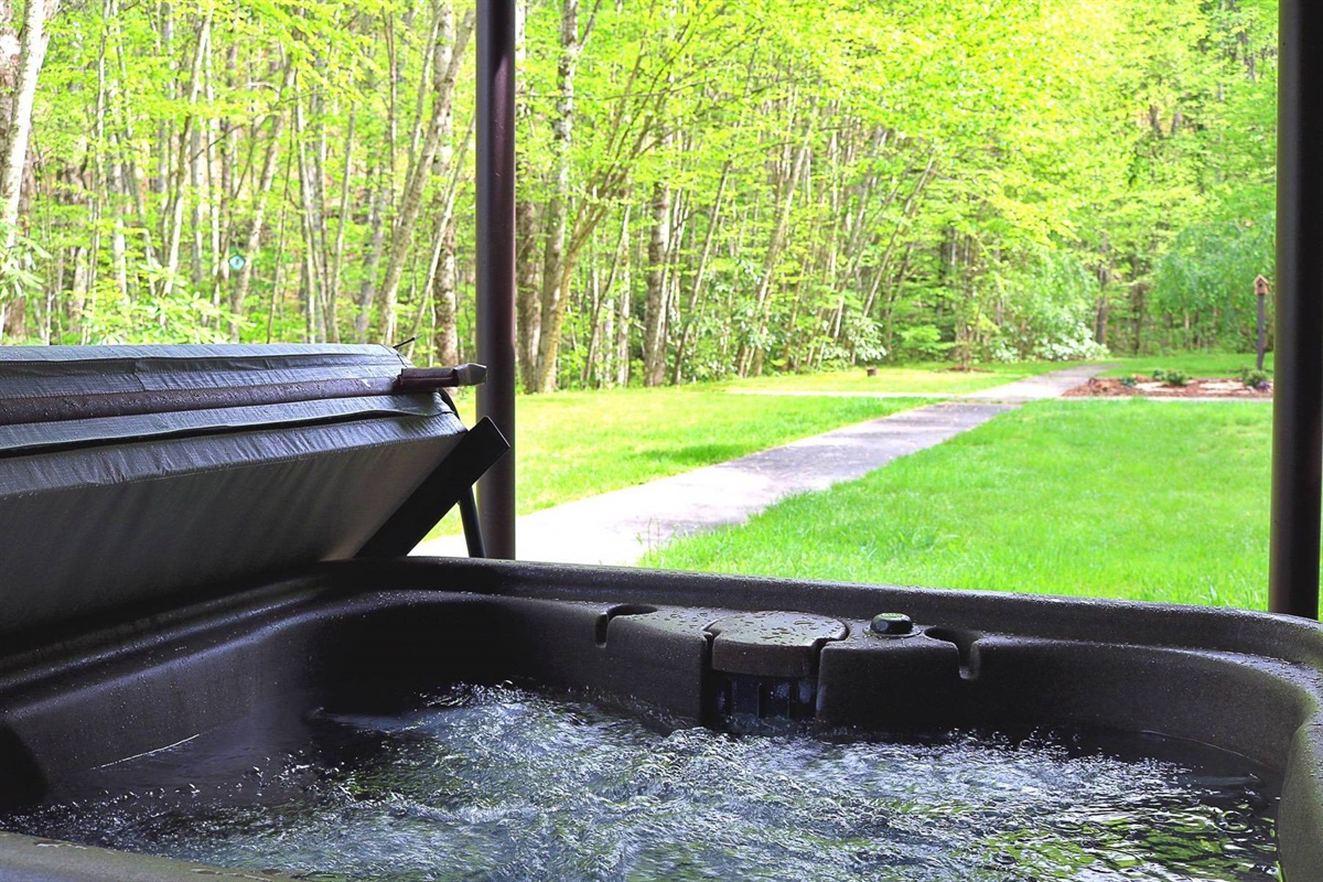hot tub for 2 people!. Unwind and relax after a day of hiking!