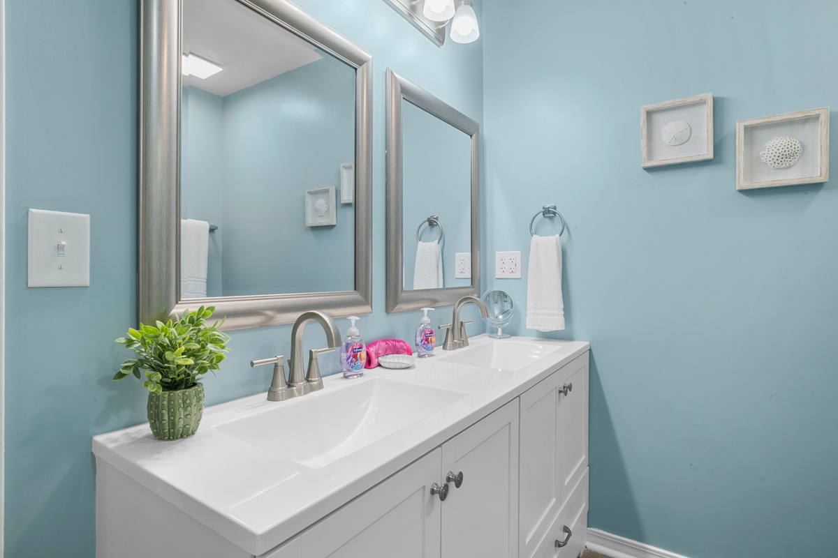 Master bath en suite with double vanities.
