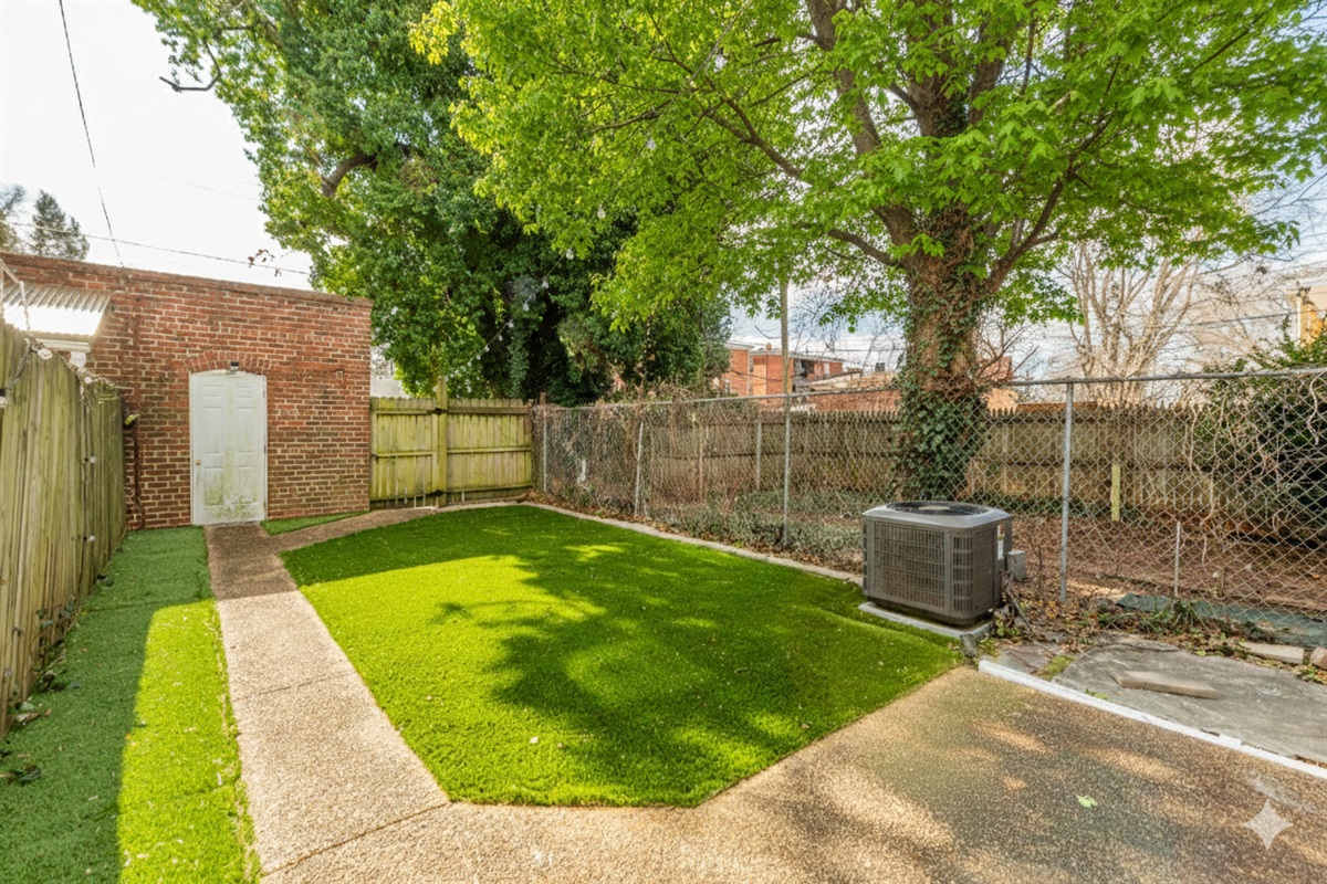 Outdoor Oasis: Enjoy a sunny retreat with vibrant green turf, perfect for relaxation and fun!