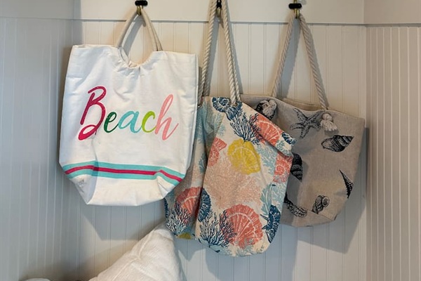  Convenient drop zone by the front entry with beach bags ready for your seaside adventures—pack up with ease and head out for a perfect day on the sand and surf! ☀️