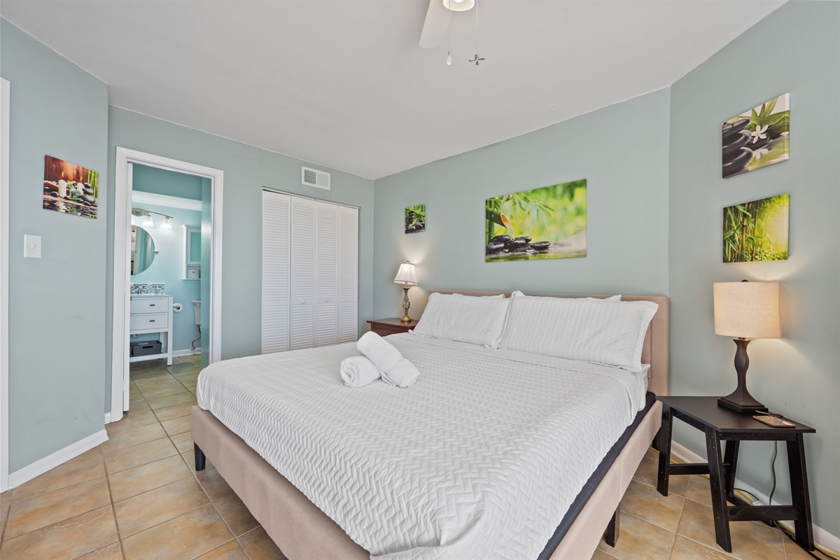 Relaxing Master bedroom with a King bed, bedside lighting, and direct access to the en-suite bathroom