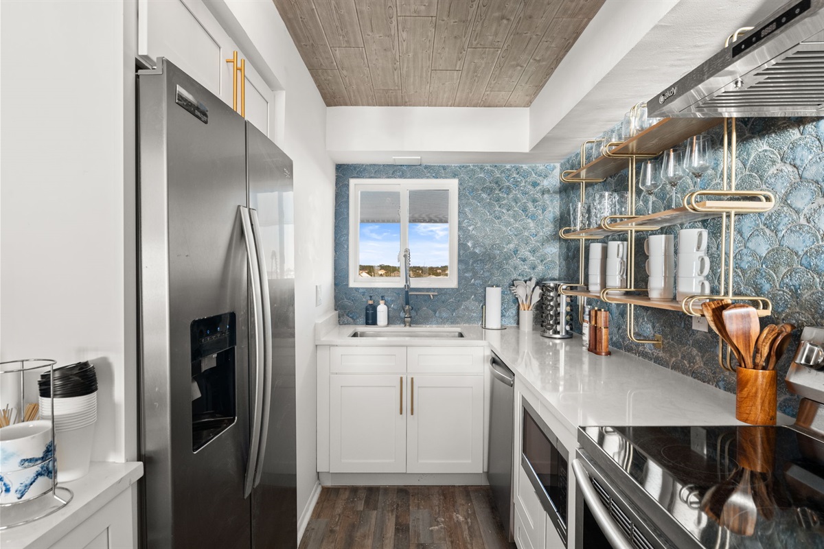 The kitchen includes everything you need to cook a delicious meal with an ice making for cocktails, and open bistro shelving
