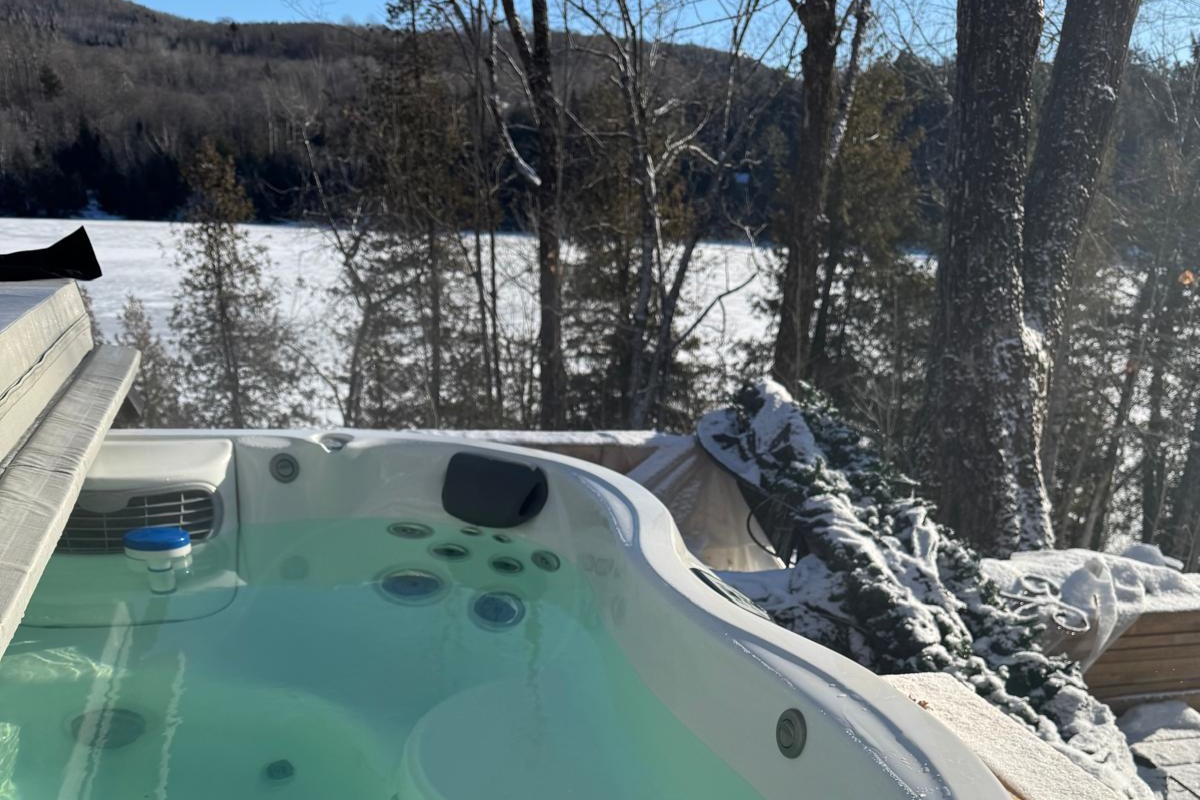 Hot tub with view of Lac St Pierre