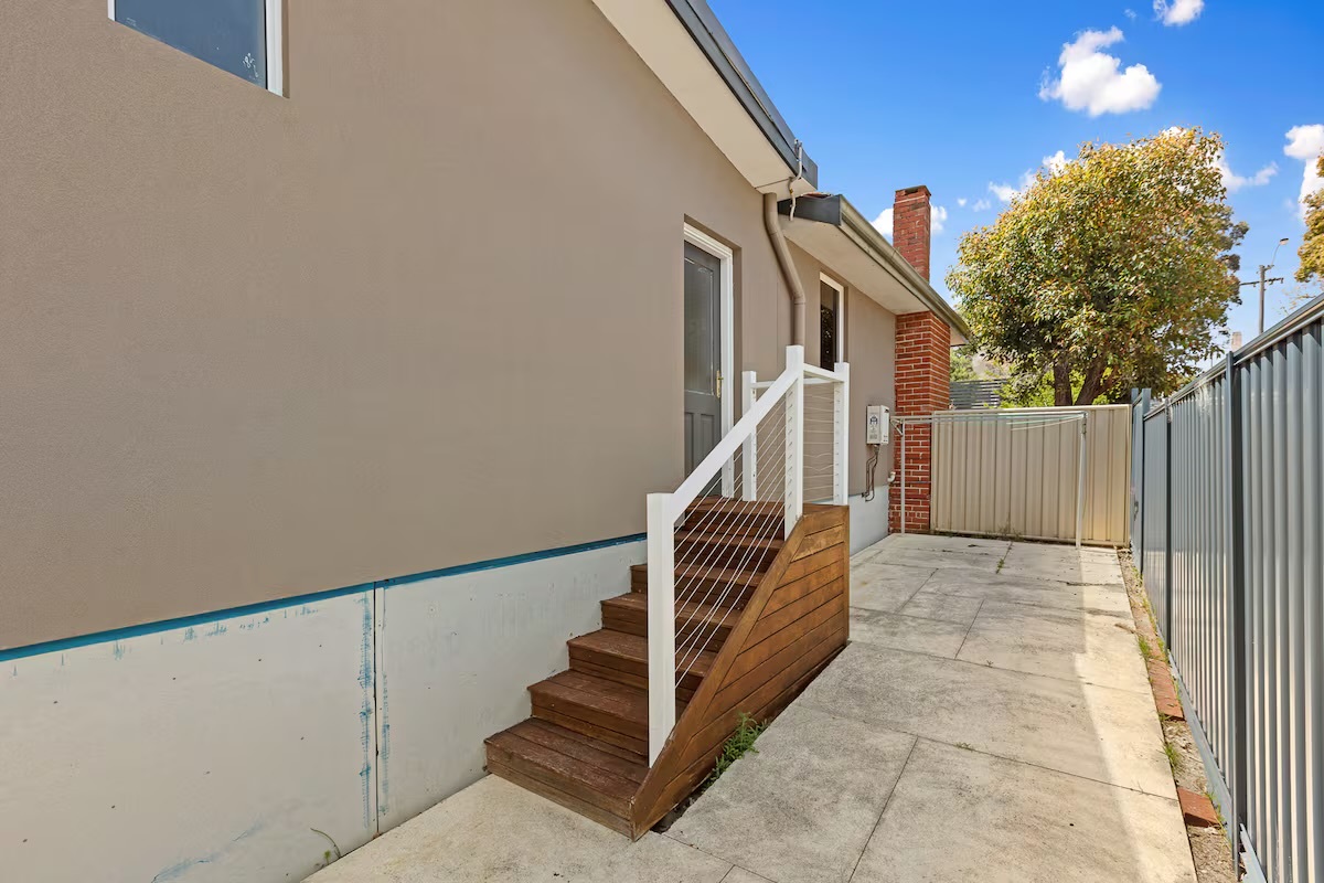 A clear entry point and private cottage feel give Sasha’s Cottage on the Hill an easy sense of arrival from the first step.