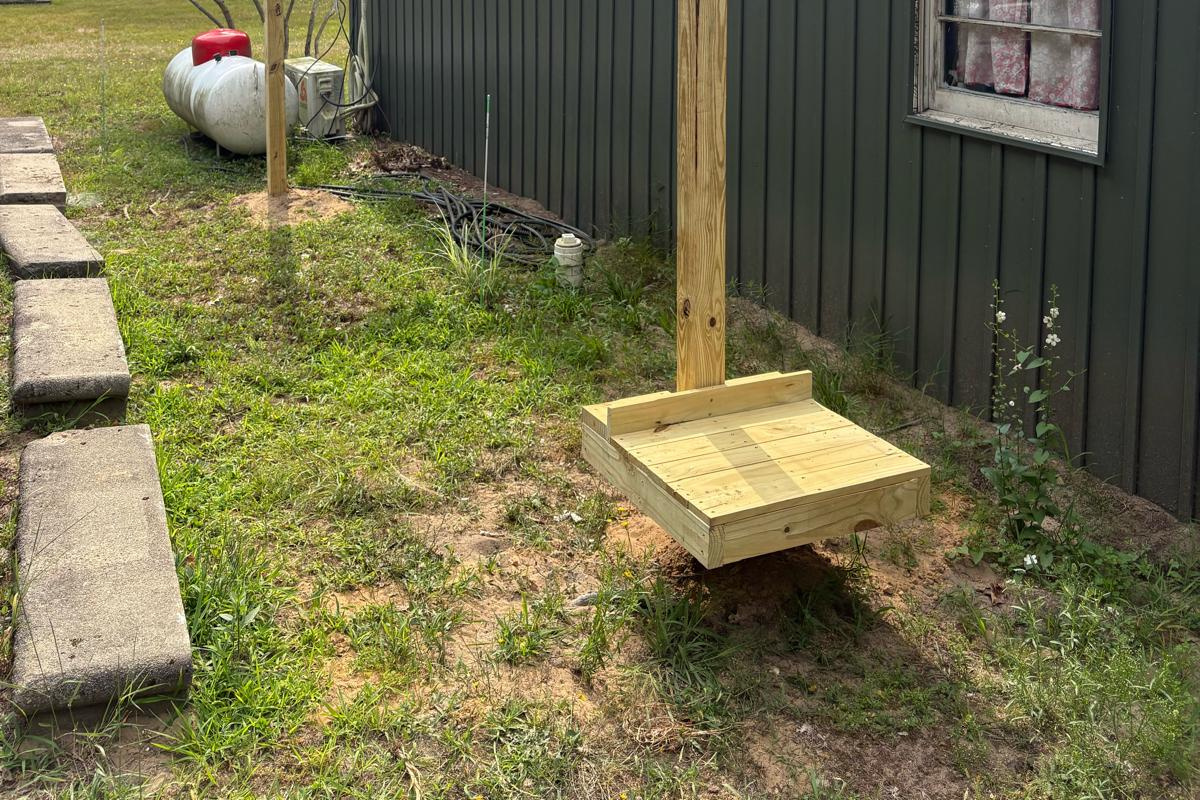 There are clothes lines available for guests to use. They’re located next to the green cottage, running parallel to the parking area.